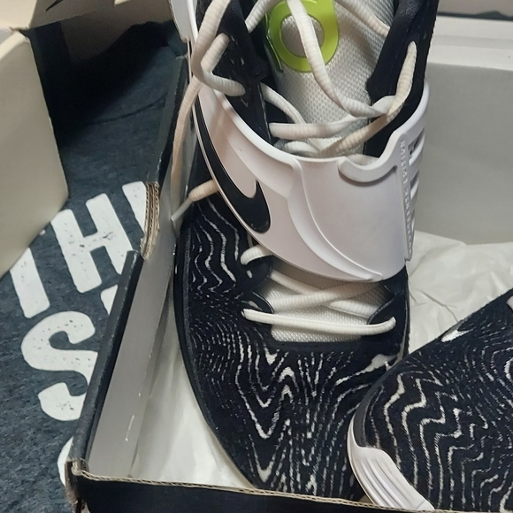 Kevin Durant XIV...Kylie Low 5 - Picture 2 of 8